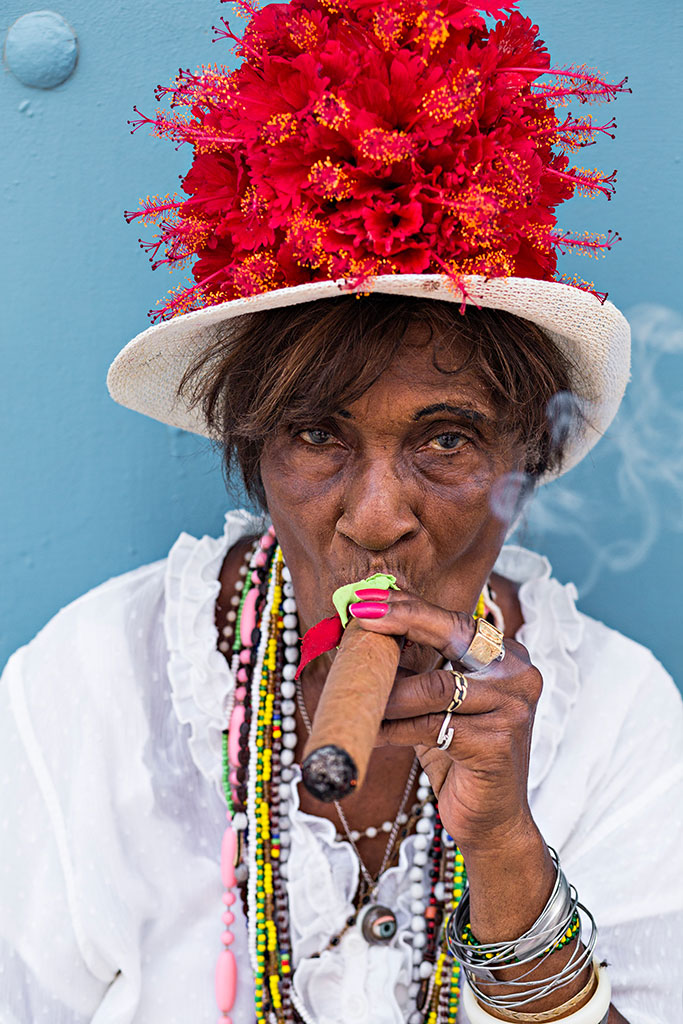 Guillermina portrait photo by Réhahn - cigar smoker in Cuba 