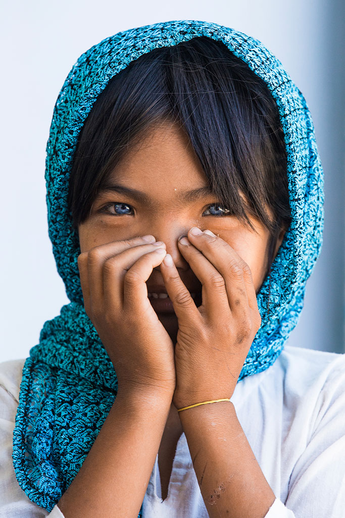 An Phuoc Sourire caché Fille aux yeux bleus portraits photo de Réhahn au Vietnam