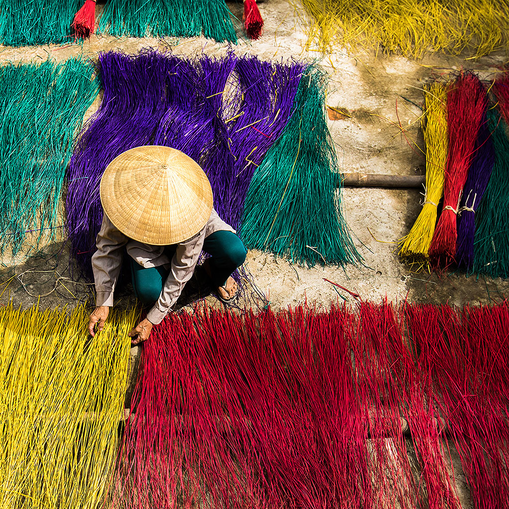 Crafting Colors photo by Réhahn – mat making in Hoi An Vietnam