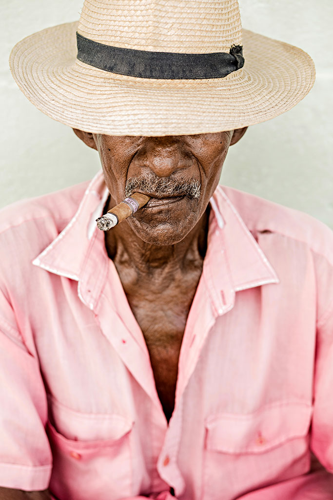 Daniel portrait photo by Réhahn - cigar smoker in Cuba