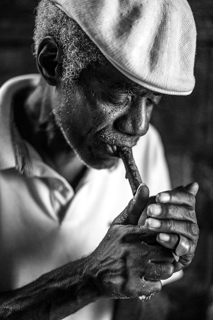 El Musico portrait photo by Réhahn – cigar smoker in Cuba