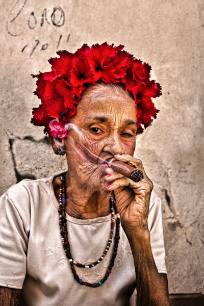 Elva portrait photo by Réhahn - cigar smoker in Cuba