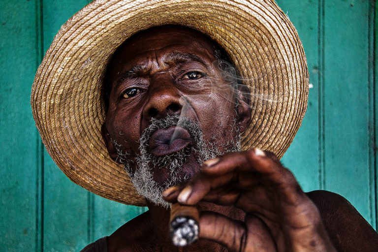 Francisco portrait photo by Réhahn - cigar smoker in Cuba