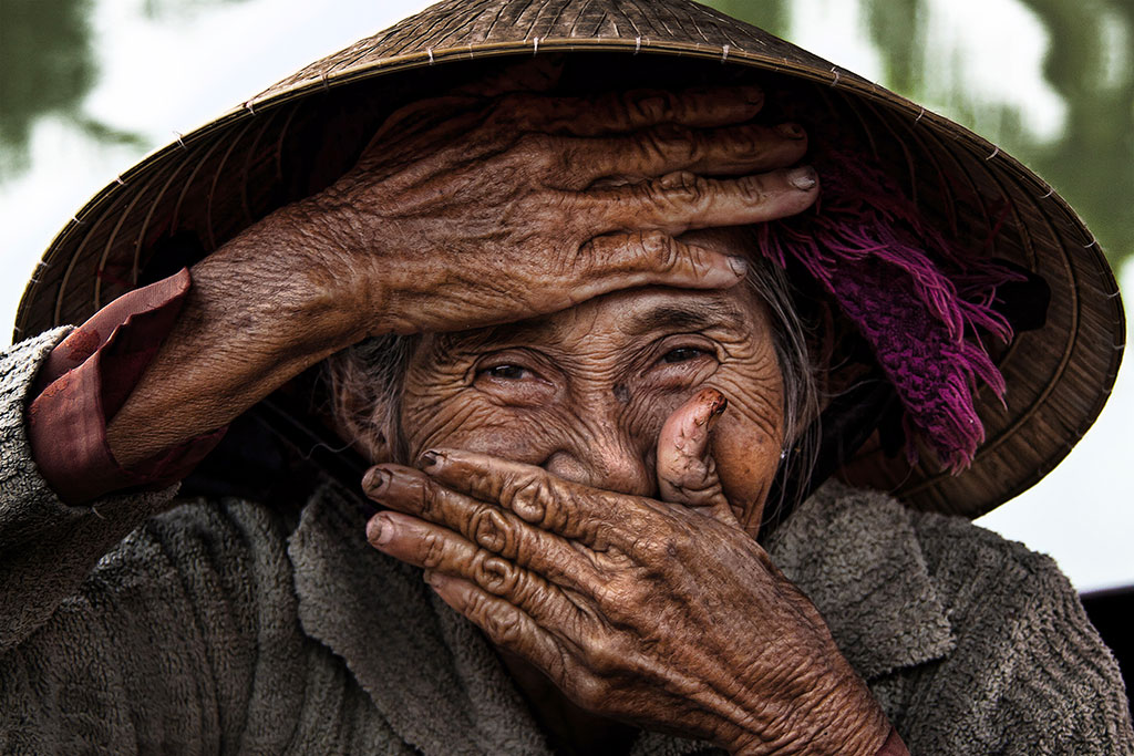 Hidden Smile portrait photo by Réhahn – madam Xong in Hoi An Vietnam