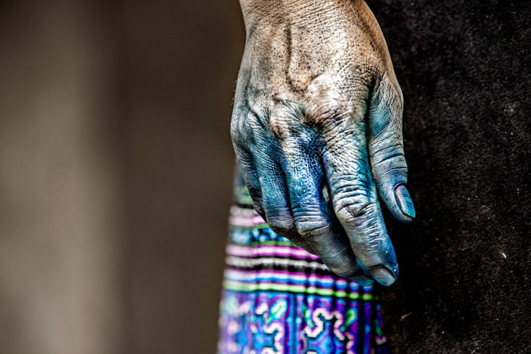 Photo de la main indigo par Réhahn à Sapa au Vietnam