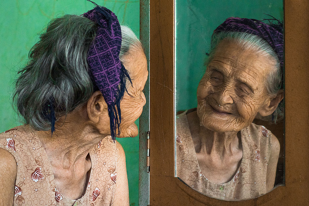 Lady in the Mirror photo by Réhahn in Hoi An Vietnam 