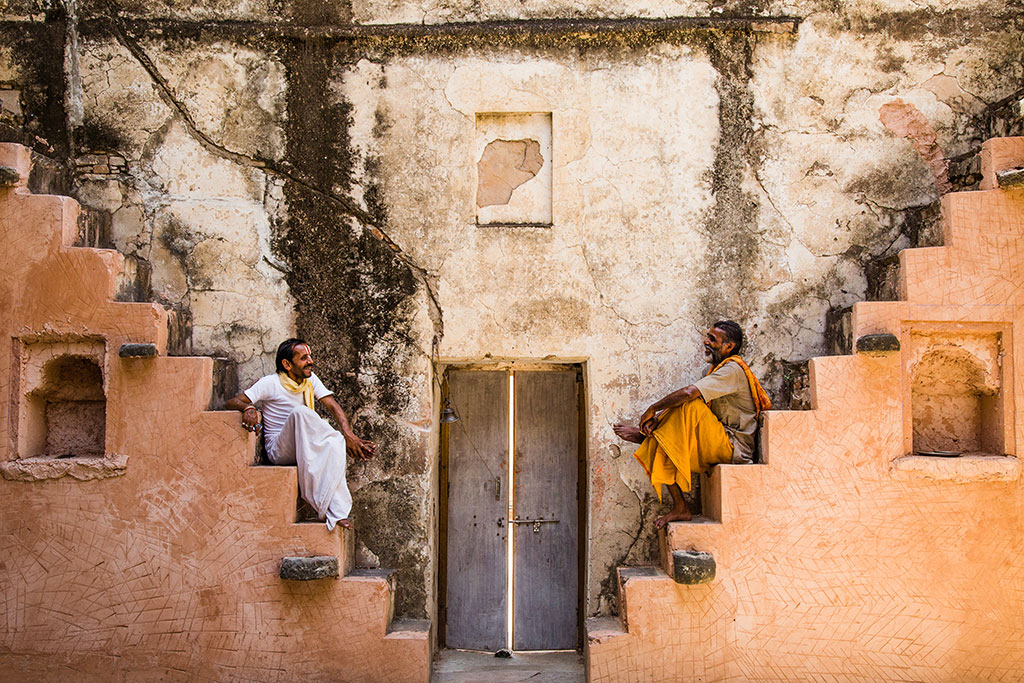 Temple Talk photo by Réhahn in India