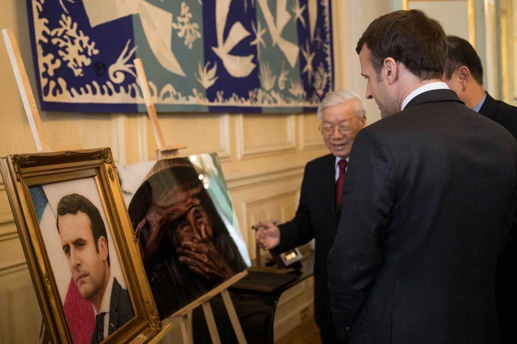 Emmanuel Macron and the Vietnamese president  watching the photo of Réhahn